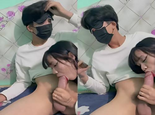 Thuong Den dan pacarnya dengan ayam besar....