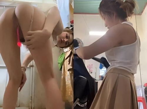 Melakukan masturbasi sambil menata rambut pelanggan