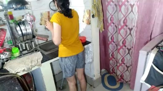 Saya sibuk memasak tetapi terus meminta seks
