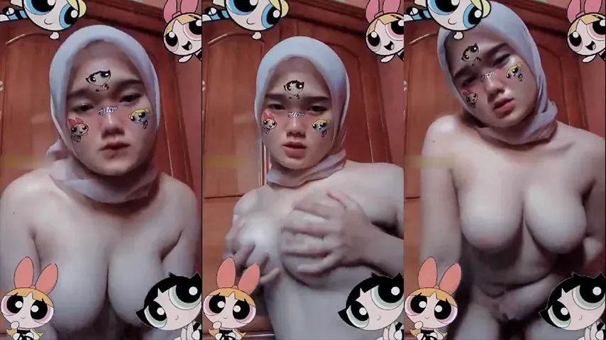Gadis mengusap payudara dengan penuh kasih sayang