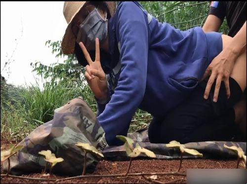 Pelacur berusia 24 tahun menawarkan barang di ladang