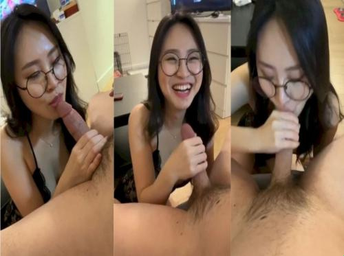 Sugar baby menghisap ayam dengan sangat baik