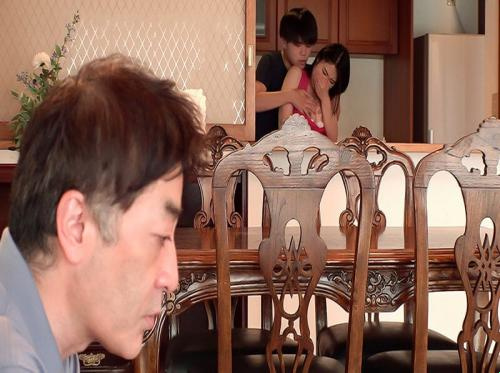 Sang anak meniduri ibu tirinya karena benci dengan pacarnya yang sering memukulinya